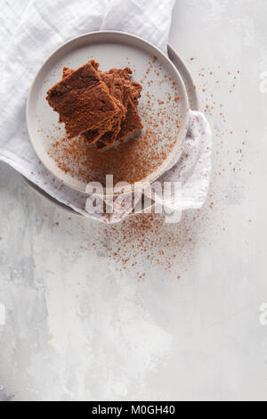 Una pila di fette di sano brownie vegano. Una sana dieta vegana concetto dessert. Foto Stock