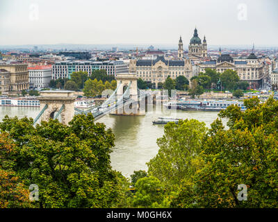 Barche sul Fiume Danubio e la città di Budapest; Budapest, Budapest, Ungheria Foto Stock