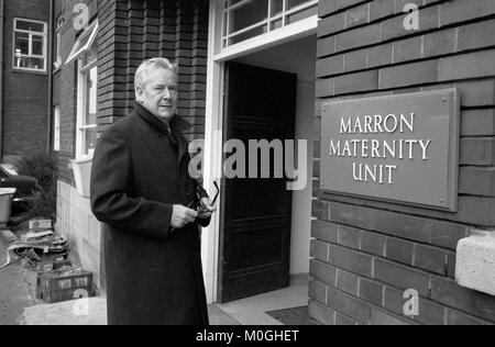 Dr Patrick Steptoe fuori dalla Marron Maternity Unit, Oldham Hospital Lancashire, dove Louise Brown è stata concepita da IVF Inghilterra 19 luglio 1978. 1970S UK HOMER SYKES Foto Stock