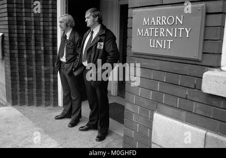 Guardie di sicurezza, unità di maternità Marron, Oldham Hospital Lancashire, dove Louise Brown è stata concepita dall'IVF. Inghilterra 19 luglio 1978. 1970s UK HOMER SYKES Foto Stock