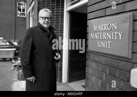 Dr Patrick Steptoe fuori dalla Marron Maternity Unit, Oldham Hospital Lancashire, dove Louise Brown è stata concepita da IVF Inghilterra 19 luglio 1978. 1970S UK HOMER SYKES Foto Stock