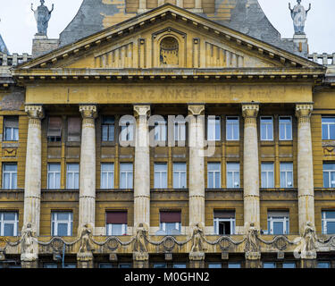 Edificio con facciata a spiovente di colonne e finestre e caratteristiche decorative; Budapest, Budapest, Ungheria Foto Stock