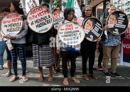 Filippine. Il 22 gennaio, 2018. I contadini hanno marciato al ponte Mendiola a Manila per commemorare il trentunesimo anniversario della protesta di rally in cui 13 manifestanti sono stati uccisi dalla polizia di stato. Il Kilusang Magbubukid ng Pilipinas (KMP), chiamato per una vera riforma agraria e la distribuzione delle terre per i contadini. Essi sono anche contro ChaCha (Carta modifica) dal Presidente Duterte in quanto ciò potrebbe provocare il 100% della proprietà dei terreni da parte degli stranieri. Credito: J Gerard Seguia/ZUMA filo/Alamy Live News Foto Stock