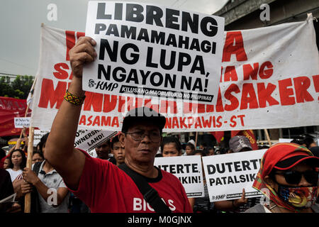 Filippine. Il 22 gennaio, 2018. I contadini hanno marciato al ponte Mendiola a Manila per commemorare il trentunesimo anniversario della protesta di rally in cui 13 manifestanti sono stati uccisi dalla polizia di stato. Il Kilusang Magbubukid ng Pilipinas (KMP), chiamato per una vera riforma agraria e la distribuzione delle terre per i contadini. Essi sono anche contro ChaCha (Carta modifica) dal Presidente Duterte in quanto ciò potrebbe provocare il 100% della proprietà dei terreni da parte degli stranieri. Credito: J Gerard Seguia/ZUMA filo/Alamy Live News Foto Stock