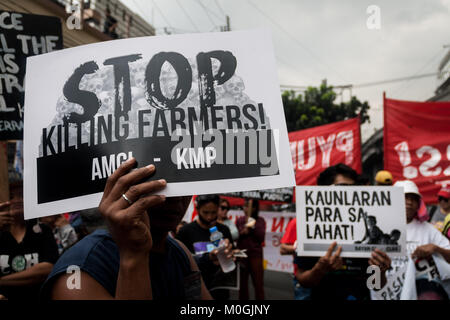 Filippine. Il 22 gennaio, 2018. I contadini hanno marciato al ponte Mendiola a Manila per commemorare il trentunesimo anniversario della protesta di rally in cui 13 manifestanti sono stati uccisi dalla polizia di stato. Il Kilusang Magbubukid ng Pilipinas (KMP), chiamato per una vera riforma agraria e la distribuzione delle terre per i contadini. Essi sono anche contro ChaCha (Carta modifica) dal Presidente Duterte in quanto ciò potrebbe provocare il 100% della proprietà dei terreni da parte degli stranieri. Credito: J Gerard Seguia/ZUMA filo/Alamy Live News Foto Stock