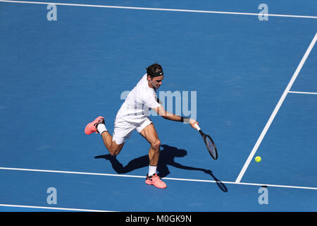 Melbourne, Australia. Il 22 gennaio, 2018. Swiss giocatore di tennis Roger Federer è in azione durante la sua quarta partita presso l'Australian Open vs ungherese giocatore di tennis Marton Fucsovics il Jan 22, 2018 a Melbourne, Australia- Credito: Yan Lerval/Alamy Live News Foto Stock