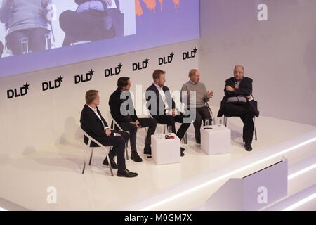 Monaco di Baviera/GERMANIA - Gennaio, 21: (L-R) Martin Weiss (Hubert Burda Media), Fr?d?ric corte (Felix capitale), Massimiliano Kuss (EMH Partner), Howard Morgan (B Capital Group), Yossi Vardi DLD (Presidente) in una conversazione a un panel di discussione durante la DLD18 (Digital-Life-design) Conferenza al Bayerischer Staatsbank su gennaio 21th, 2018 a Monaco di Baviera, Germania (Foto: picture alliance / Gandalf Hammerbacher) | utilizzo in tutto il mondo Foto Stock