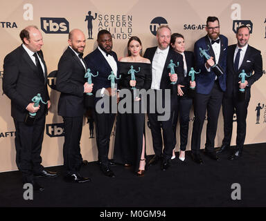 Los Angeles, Stati Uniti d'America. Xxi gen, 2018. Dan Bakkedahl, Paul Scheer, Sam Richardson, Sarah Sutherland, Matt Walsh, Clea Duvall, Timothy Simons, e Tony Hale 257 nella sala stampa della ventiquattresima edizione Screen Actors Guild Awards presso lo Shrine Auditorium on gennaio 21, 2018 a Los Angeles, California Credit: Tsuni / USA/Alamy Live News Foto Stock