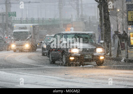 Tokyo, Giappone. Il 22 gennaio, 2018. Le automobili corrono sotto Tokyo's prima nevicata dell'anno il 22 gennaio 2018, Tokyo, Giappone. Questo anno la neve è arrivata alla fine di gennaio a Tokyo interrompere i mezzi di trasporto pubblici in tutta la città. Credito: Rodrigo Reyes Marin/AFLO/Alamy Live News Foto Stock