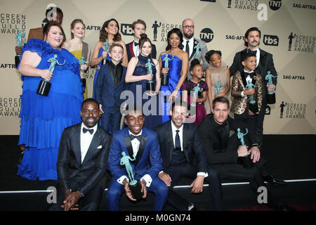 Los Angeles, Ca, Stati Uniti d'America. Xxi gen, 2018. Cast di 'Questo è noi', Sterling K. Brown, Mandy Moore, Chrissy Metz, Milo Ventimiglia, Justin Hartley, Susan Kelechi Watson, Chris Sullivan, Jon Huertas, Eris Baker, Faithe Herman, Parker Bates, Alexandra Breckenridge, Hannah Zeile, Lonnie Chavis, Niles Fitch, Logan Shroyer alla ventiquattresima edizione Screen Actors Guild Awards - Press Room presso lo Shrine Auditorium di Los Angeles, la California il 21 gennaio 2018. Credito: Fs Retna/media/punzone Alamy Live News Foto Stock