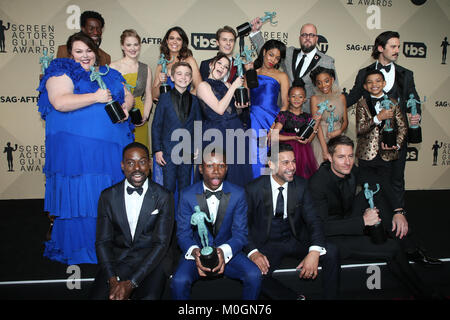 Los Angeles, Ca, Stati Uniti d'America. Xxi gen, 2018. Cast di 'Questo è noi', Sterling K. Brown, Mandy Moore, Chrissy Metz, Milo Ventimiglia, Justin Hartley, Susan Kelechi Watson, Chris Sullivan, Jon Huertas, Eris Baker, Faithe Herman, Parker Bates, Alexandra Breckenridge, Hannah Zeile, Lonnie Chavis, Niles Fitch, Logan Shroyer alla ventiquattresima edizione Screen Actors Guild Awards - Press Room presso lo Shrine Auditorium di Los Angeles, la California il 21 gennaio 2018. Credito: Fs Retna/media/punzone Alamy Live News Foto Stock