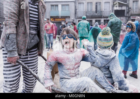 A Xinzo De Limia, Spagna. Xxi gen, 2018. È il primo giorno del famoso carnevale in Xinzo de Limia, nella provincia di Ourense, Spagna. In questo 'Fareleiro domenica", la città diventa un campo di battaglia di farina per i vicini e per i turisti. Credito: Dovale/Alamy Live News Foto Stock