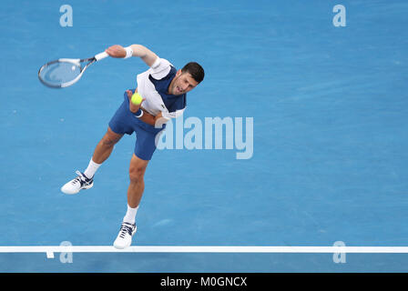 Melbourne, Australia. Il 22 gennaio, 2018. Novak Djokovic di Serbia serve durante gli uomini singoli quarto round match contro Chung Hyeon della Corea del Sud a Australian Open 2018 a Melbourne, Australia, 22 gennaio 2018. Credito: Bai Xuefei/Xinhua/Alamy Live News Foto Stock