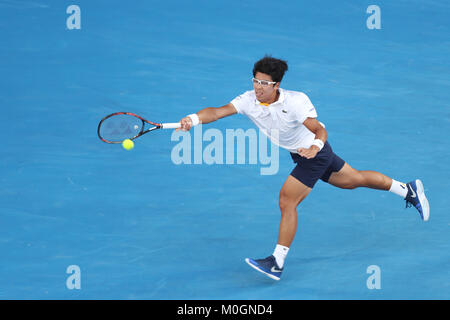 Melbourne, Australia. Il 22 gennaio, 2018. Chung Hyeon della Corea del Sud restituisce un colpo durante gli uomini singoli quarto round match contro Novak Djokovic di Serbia a Australian Open 2018 a Melbourne, Australia, 22 gennaio 2018. Credito: Bai Xuefei/Xinhua/Alamy Live News Foto Stock