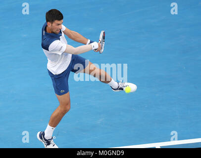 Melbourne, Australia. Il 22 gennaio, 2018. Novak Djokovic di Serbia restituisce un colpo durante gli uomini singoli quarto round match contro Chung Hyeon della Corea del Sud a Australian Open 2018 a Melbourne, Australia, 22 gennaio 2018. Credito: Bai Xuefei/Xinhua/Alamy Live News Foto Stock