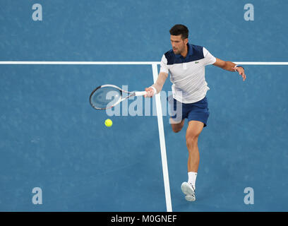 Melbourne, Australia. Il 22 gennaio, 2018. Novak Djokovic di Serbia restituisce un colpo durante gli uomini singoli quarto round match contro Chung Hyeon della Corea del Sud a Australian Open 2018 a Melbourne, Australia, 22 gennaio 2018. Credito: Bai Xuefei/Xinhua/Alamy Live News Foto Stock