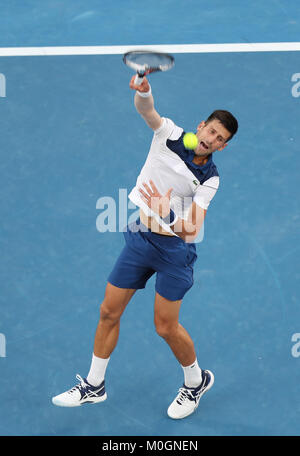 Melbourne, Australia. Il 22 gennaio, 2018. Novak Djokovic di Serbia restituisce un colpo durante gli uomini singoli quarto round match contro Chung Hyeon della Corea del Sud a Australian Open 2018 a Melbourne, Australia, 22 gennaio 2018. Credito: Bai Xuefei/Xinhua/Alamy Live News Foto Stock