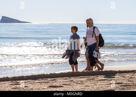 Spiaggia di Poniente di Benidorm, Costa Blanca, Spagna. Il 22 gennaio, 2018. Il sole invernale a Benidorm, Spagna. Temperature di 26,3 gradi Celsius in ombra sono state registrate nel vicino a Alicante - Costa Blanca, Spagna ieri e le alte temperature sono previsione di continuare fino alla fine della settimana, rendendo questa zona quasi come giugno invece di gennaio come turisti sfuggire al freddo nel nord Europa. Credito: Mick Flynn/Alamy Live News Foto Stock