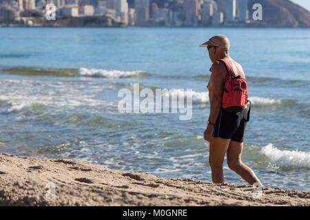 Spiaggia di Poniente di Benidorm, Costa Blanca, Spagna. Il 22 gennaio, 2018. Il sole invernale a Benidorm, Spagna. Temperature di 26,3 gradi Celsius in ombra sono state registrate nel vicino a Alicante - Costa Blanca, Spagna ieri e le alte temperature sono previsione di continuare fino alla fine della settimana, rendendo questa zona quasi come giugno invece di gennaio come turisti sfuggire al freddo nel nord Europa. Credito: Mick Flynn/Alamy Live News Foto Stock