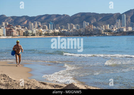 Spiaggia di Poniente di Benidorm, Costa Blanca, Spagna. Il 22 gennaio, 2018. Il sole invernale a Benidorm, Spagna. Temperature di 26,3 gradi Celsius in ombra sono state registrate nel vicino a Alicante - Costa Blanca, Spagna ieri e le alte temperature sono previsione di continuare fino alla fine della settimana, rendendo questa zona quasi come giugno invece di gennaio come turisti sfuggire al freddo nel nord Europa. Credito: Mick Flynn/Alamy Live News Foto Stock