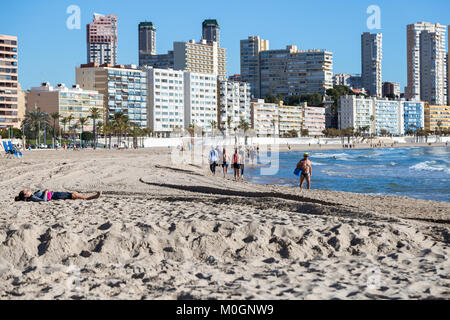 Spiaggia di Poniente di Benidorm, Costa Blanca, Spagna. Il 22 gennaio, 2018. Il sole invernale a Benidorm, Spagna. Temperature di 26,3 gradi Celsius in ombra sono state registrate nel vicino a Alicante - Costa Blanca, Spagna ieri e le alte temperature sono previsione di continuare fino alla fine della settimana, rendendo questa zona quasi come giugno invece di gennaio come turisti sfuggire al freddo nel nord Europa. Credito: Mick Flynn/Alamy Live News Foto Stock