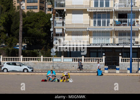 Spiaggia di Poniente di Benidorm, Costa Blanca, Spagna. Il 22 gennaio, 2018. Il sole invernale a Benidorm, Spagna. Temperature di 26,3 gradi Celsius in ombra sono state registrate nel vicino a Alicante - Costa Blanca, Spagna ieri e le alte temperature sono previsione di continuare fino alla fine della settimana, rendendo questa zona quasi come giugno invece di gennaio come turisti sfuggire al freddo nel nord Europa. Credito: Mick Flynn/Alamy Live News Foto Stock