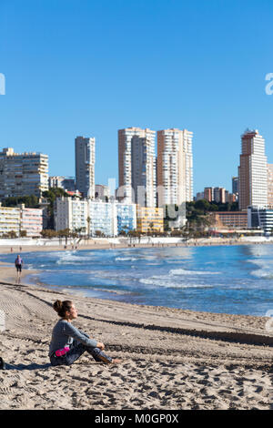 Spiaggia di Poniente di Benidorm, Costa Blanca, Spagna. Il 22 gennaio, 2018. Il sole invernale a Benidorm, Spagna. Temperature di 26,3 gradi Celsius in ombra sono state registrate nel vicino a Alicante - Costa Blanca, Spagna ieri e le alte temperature sono previsione di continuare fino alla fine della settimana, rendendo questa zona quasi come giugno invece di gennaio come turisti sfuggire al freddo nel nord Europa. Credito: Mick Flynn/Alamy Live News Foto Stock