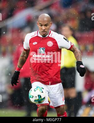 Mainz, Deutschland. Xx gen, 2018. Nigel DE JONG (MZ) Aktion. Fussball 1. Bundesliga, 19. Giornata, FSV FSV FSV Mainz 05 (MZ) - VfB Stuttgart (S) 3:2, am 20.01.2018 in Mainz Germania/. |L'utilizzo del credito in tutto il mondo: dpa/Alamy Live News Foto Stock