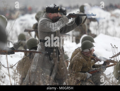 21 gennaio 2018 - San Pietroburgo, Russia - Membri della storica club militari indossando sovietica e esercito nazista uniformi prendere parte alla seconda guerra mondiale la ricostruzione di battaglia che segna il settantacinquesimo anniversario della battaglia che ha rotto l'assedio di Leningrado (ora San Pietroburgo) circa trenta chilometri ad est della città. Credito: Elena Ignatyeva/ZUMA filo/Alamy Live News Foto Stock