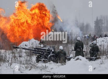 21 gennaio 2018 - San Pietroburgo, Russia - Membri della storica club militari indossando sovietica e esercito nazista uniformi prendere parte alla seconda guerra mondiale la ricostruzione di battaglia che segna il settantacinquesimo anniversario della battaglia che ha rotto l'assedio di Leningrado (ora San Pietroburgo) circa trenta chilometri ad est della città. Credito: Elena Ignatyeva/ZUMA filo/Alamy Live News Foto Stock