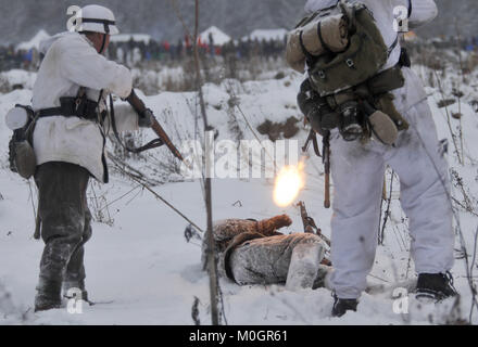 21 gennaio 2018 - San Pietroburgo, Russia - Membri della storica club militari indossando sovietica e esercito nazista uniformi prendere parte alla seconda guerra mondiale la ricostruzione di battaglia che segna il settantacinquesimo anniversario della battaglia che ha rotto l'assedio di Leningrado (ora San Pietroburgo) circa trenta chilometri ad est della città. Credito: Elena Ignatyeva/ZUMA filo/Alamy Live News Foto Stock