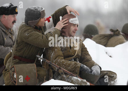 21 gennaio 2018 - San Pietroburgo, Russia - Membri della storica club militari indossando sovietica e esercito nazista uniformi prendere parte alla seconda guerra mondiale la ricostruzione di battaglia che segna il settantacinquesimo anniversario della battaglia che ha rotto l'assedio di Leningrado (ora San Pietroburgo) circa trenta chilometri ad est della città. Credito: Elena Ignatyeva/ZUMA filo/Alamy Live News Foto Stock