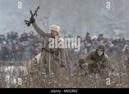 21 gennaio 2018 - San Pietroburgo, Russia - Membri della storica club militari indossando sovietica e esercito nazista uniformi prendere parte alla seconda guerra mondiale la ricostruzione di battaglia che segna il settantacinquesimo anniversario della battaglia che ha rotto l'assedio di Leningrado (ora San Pietroburgo) circa trenta chilometri ad est della città. Credito: Elena Ignatyeva/ZUMA filo/Alamy Live News Foto Stock