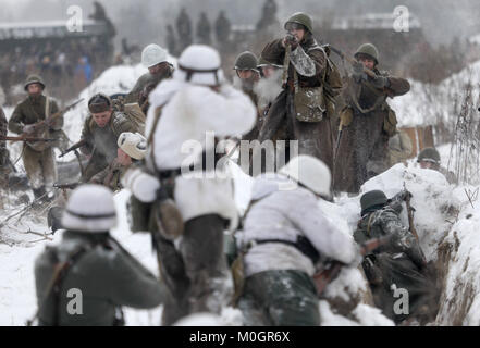 21 gennaio 2018 - San Pietroburgo, Russia - Membri della storica club militari indossando sovietica e esercito nazista uniformi prendere parte alla seconda guerra mondiale la ricostruzione di battaglia che segna il settantacinquesimo anniversario della battaglia che ha rotto l'assedio di Leningrado (ora San Pietroburgo) circa trenta chilometri ad est della città. Credito: Elena Ignatyeva/ZUMA filo/Alamy Live News Foto Stock