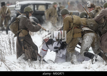 21 gennaio 2018 - San Pietroburgo, Russia - Membri della storica club militari indossando sovietica e esercito nazista uniformi prendere parte alla seconda guerra mondiale la ricostruzione di battaglia che segna il settantacinquesimo anniversario della battaglia che ha rotto l'assedio di Leningrado (ora San Pietroburgo) circa trenta chilometri ad est della città. Credito: Elena Ignatyeva/ZUMA filo/Alamy Live News Foto Stock