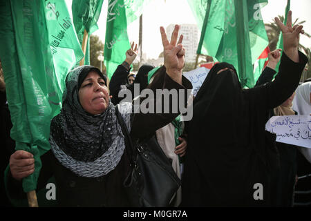 La città di Gaza, la striscia di Gaza, la Palestina. Il 22 gennaio, 2018. Le donne palestinesi prendere parte a una manifestazione di protesta nella città di Gaza contro il presidente statunitense Donald Trump per la decisione di riconoscere Gerusalemme come capitale di Israele. Credito: Hassan Jedi/Quds Net News/ZUMA filo/Alamy Live News Foto Stock