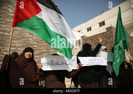 La città di Gaza, la striscia di Gaza, la Palestina. Il 22 gennaio, 2018. Le donne palestinesi prendere parte a una manifestazione di protesta nella città di Gaza contro il presidente statunitense Donald Trump per la decisione di riconoscere Gerusalemme come capitale di Israele. Credito: Hassan Jedi/Quds Net News/ZUMA filo/Alamy Live News Foto Stock