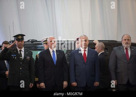 Gerusalemme, Israele. Il 22 gennaio, 2018. Stati Uniti Vice Presidente Mike pence (2a L, anteriore) incontra il Primo Ministro israeliano Benjamin Netanyahu (3a L, anteriore) in Gerusalemme, il 22 gennaio 2018. Credito: JINI/Xinhua/Alamy Live News Foto Stock