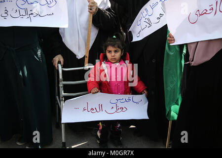 La città di Gaza, la striscia di Gaza, la Palestina. Il 22 gennaio, 2018. Le donne palestinesi prendere parte a una manifestazione di protesta nella città di Gaza contro il presidente statunitense Donald Trump per la decisione di riconoscere Gerusalemme come capitale di Israele. Credito: Hassan Jedi/Quds Net News/ZUMA filo/Alamy Live News Foto Stock