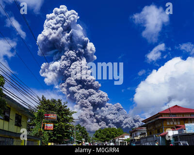 Camalig, Albay, Filippine. Il 22 gennaio, 2018. Un' eruzione del vulcano Mayon lunedì pomeriggio in Camalig. Ci sono stati una serie di eruzioni del vulcano Mayon vicino a Legazpi lunedì. Le eruzioni iniziato domenica notte e proseguita attraverso il giorno. Per mezzogiorno il vulcano ha inviato un pennacchio di fumo e cenere che domina Camalig, il comune più grande vicino al vulcano. Credito: ZUMA Press, Inc./Alamy Live News Foto Stock