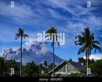 Legazpi, Albay, Filippine. Il 22 gennaio, 2018. Un tardo pomeriggio del vulcano Mayon come visto da di Legazpi, a circa dodici chilometri dal vulcano. Ci sono stati una serie di eruzioni del vulcano Mayon vicino a Legazpi lunedì. Le eruzioni iniziato domenica notte e proseguita attraverso il giorno. Per mezzogiorno il vulcano ha inviato un pennacchio di fumo e cenere che domina Camalig, il comune più grande vicino al vulcano. Credito: ZUMA Press, Inc./Alamy Live News Foto Stock