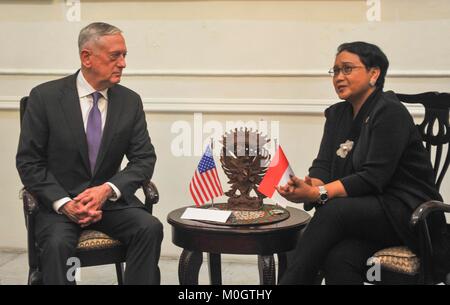 Jakarta. Il 22 gennaio, 2018. Gli Stati Uniti il Segretario della Difesa James Mattis (L) soddisfa con indonesiano Ministro degli Esteri Retno Marsudi a Jakarta, Indonesia, Jan, 22. 2018. Credito: Zulkarnain/Xinhua/Alamy Live News Foto Stock