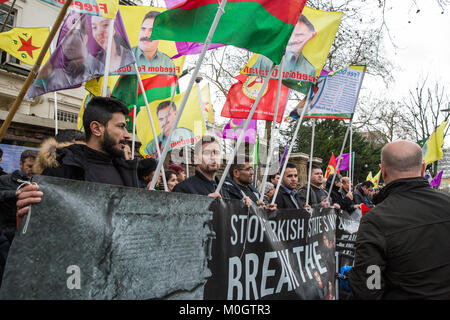 Londra, Regno Unito. Il 22 gennaio, 2018. I sostenitori del popolo curdo del Consiglio dei Gran Bretagna protesta al di fuori dell'Ambasciata russa contro il russo e il coinvolgimento della Turchia in Siria. Credito: Mark Kerrison/Alamy Live News Foto Stock