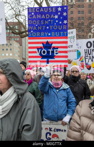 Lansing, Michigan STATI UNITI D'America - 21 Gennaio 2018 - Il primo anniversario delle donne del marzo a Washington che aveva protestato per l inaugurazione del presidente Donald Trump, le donne hanno marciato in diverse città in tutto il paese per incoraggiare le donne a votare per le alternative nelle 2018 elezioni di mid-term. Circa 5 mila si sono stretti al Michigan State Capitol. Credito: Jim West/Alamy Live News Foto Stock