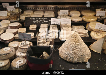 Settembre 28, 2017 - Saint-Jean-De-Luz, Pyrenees-Atlantiques, Francia - ampia varietà di formaggi per vendere ad un supermercato locale credito: credito: /ZUMA filo/Alamy Live News Foto Stock