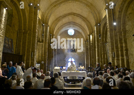 Les Saintes Maries De La Mer, Camargue, Francia. Xxiv Maggio, 2017. Prima della processione del santo patrono degli Zingari Sara al mare, i reliquiari .contenente le sue reliquie sono portato lentamente verso il basso a partire da una "Cappella alta'' mediante.di un verricello, in mezzo ai canti e lodi durante la messa. Credito: credito: /ZUMA filo/Alamy Live News Foto Stock