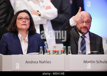 Bonn, Germania. Xxi gen, 2018. SPD presidente Martin Schulz dando un pollice in su mentre la testa del DOCUP il Bundestag (Dieta Federale) frazione, Andrea Nahles, si siede accanto a lui durante il DOCUP della straordinaria parte convenzione di Bonn, Germania, 21 gennaio 2018. SPD (partito socialdemocratico tedesco) delegati hanno votato durante la convenzione se il DOCUP dovrà impegnarsi con l'Unione alleanza nelle trattative di coalizione. Credito: Federico Gambarini/dpa/Alamy Live News Foto Stock