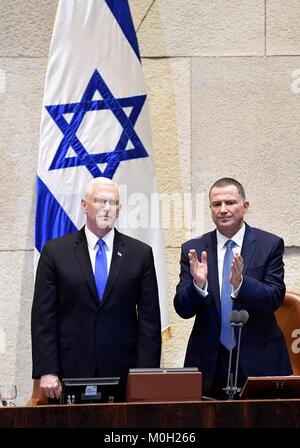 Gerusalemme, Israele. Il 22 gennaio, 2018. Stati Uniti Vice Presidente Mike Pence, sinistra, è applaudita da della Knesset Yuli Edelstein seguendo il suo indirizzo Gennaio 22, 2018 a Gerusalemme, Israele. Credito: Planetpix/Alamy Live News Foto Stock