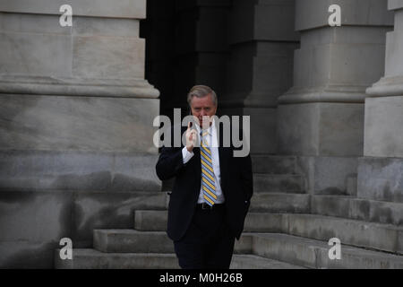 Washington, Distretto di Columbia, Stati Uniti d'America. Il 22 gennaio, 2018. Il senatore LINDSEY GRAHAM (R-SC) esce dalla camera del Senato lunedì dopo la votazione alla fine dei tre giorni di vita del governo degli Stati Uniti dopo arresto Senato democratici repubblicani uniti nel sostenere un accordo in materia di immigrazione e di spesa. Credito: Miguel Juarez Lugo/ZUMA filo/Alamy Live News Foto Stock