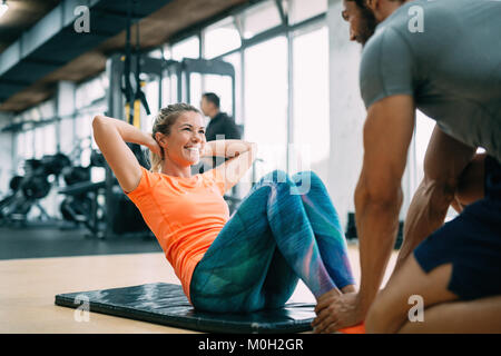 Personal trainer assiste la donna perdere peso Foto Stock